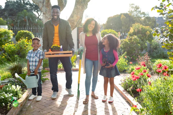 Familia Afroamericana Feliz Pie Con Herramientas Jardín Mirando Cámara Tiempo —  Fotos de Stock