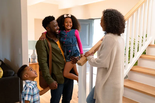Felice Famiglia Afro Americana Che Benvenuto Padre Che Torna Casa — Foto Stock