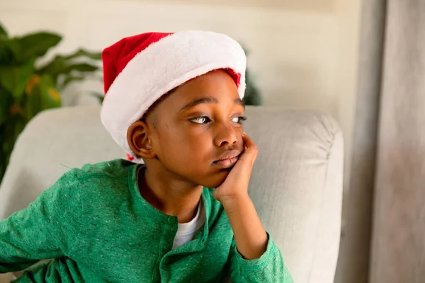 Rapaz Afro Americano Triste Usando Chapéu Pai Natal Sentado Poltrona — Fotografia de Stock