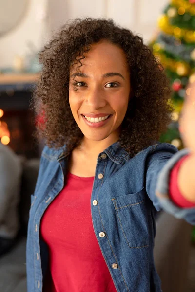 Glad Afrikansk Amerikansk Kvinna Tar Selfie Jul Dekorationer Bakgrunden Julen — Stockfoto