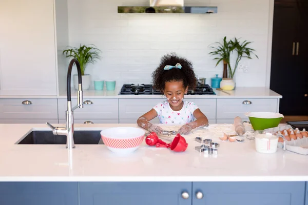 Gelukkig Afrikaans Amerikaans Rommelig Meisje Bakken Keuken Bakken Koken Kindertijd — Stockfoto