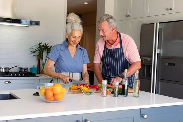 Glad Kaukasiska Senior Par Stående Köket Och Laga Mat Tillsammans — Stockfoto