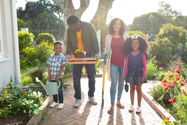 Familia Afroamericana Feliz Pie Con Herramientas Jardín Mirando Cámara Tiempo —  Fotos de Stock