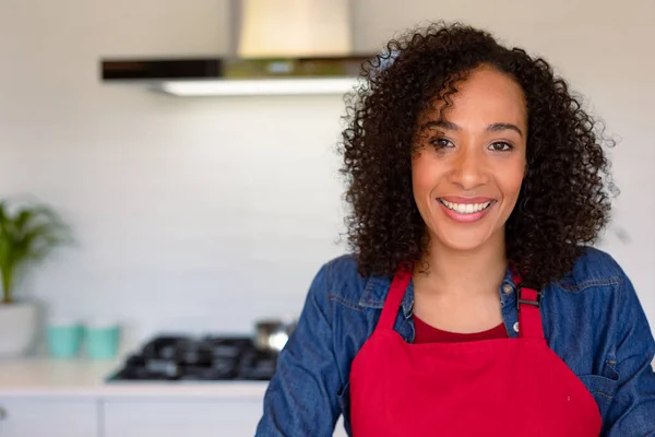 台所でエプロンを身に着けている幸せなアフリカ系アメリカ人女性の肖像 家庭での調理や焼き方 — ストック写真