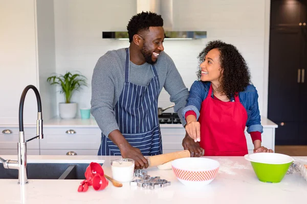 Mutlu Afro Amerikan Çifti Önlük Giyip Birlikte Yemek Pişiriyorlar Aile — Stok fotoğraf
