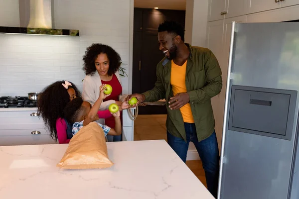 Felices Hermanos Afroamericanos Desempacando Comestibles Con Sus Padres Cocina Tiempo —  Fotos de Stock