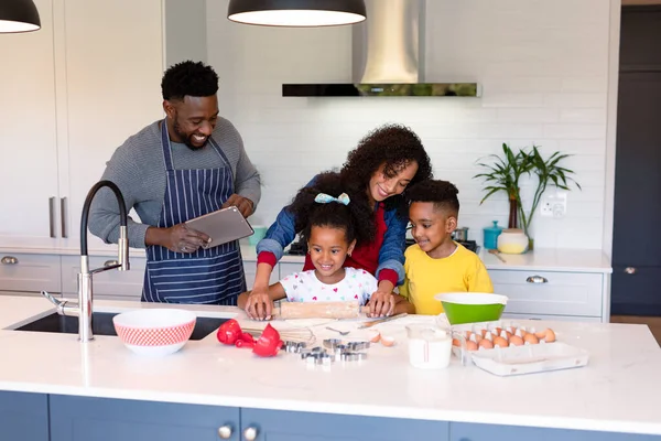Familia Afroamericana Feliz Horneando Juntos Cocina Tiempo Familia Divertirse Juntos —  Fotos de Stock