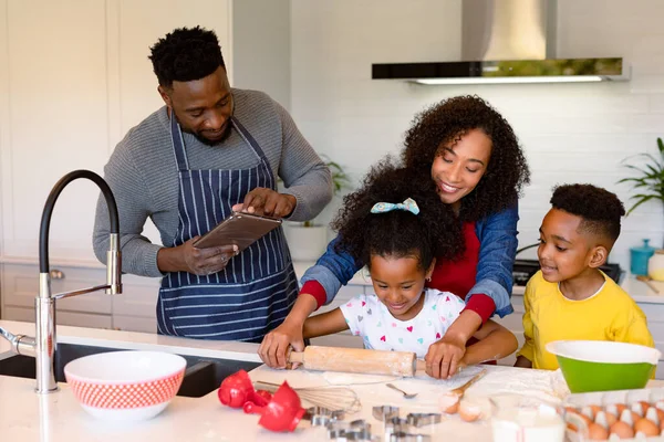 幸せなアフリカ系アメリカ人の家族が台所で一緒に焼く 家族で楽しみながら — ストック写真