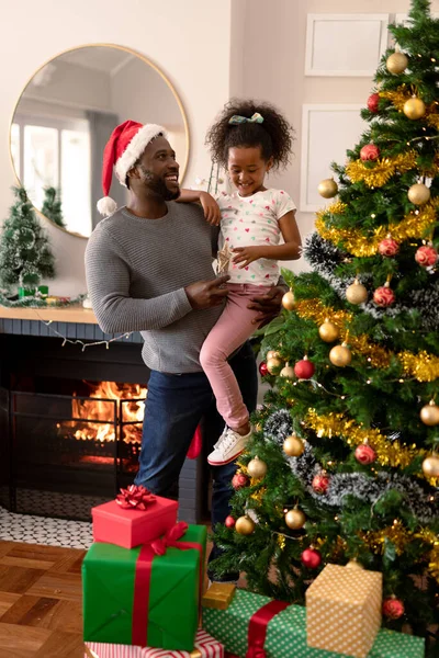 Gelukkig Afrikaans Amerikaanse Vader Draagt Kerstmuts Dochter Versiert Kerstboom Kerstmis — Stockfoto