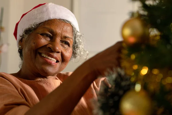 Glückliche Afrikanisch Amerikanische Seniorin Schmückt Weihnachtsbaum Weihnachten Fest Und Tradition — Stockfoto