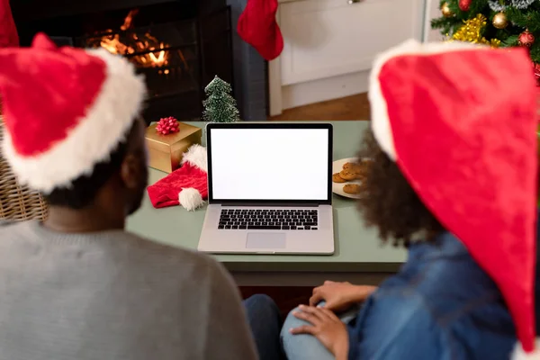 Vista Posterior Una Pareja Afroamericana Que Usa Sombreros Santa Claus — Foto de Stock