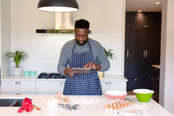 Afrikanischer Mann Mit Schürze Tablette Backen Der Küche Kochen Und — Stockfoto