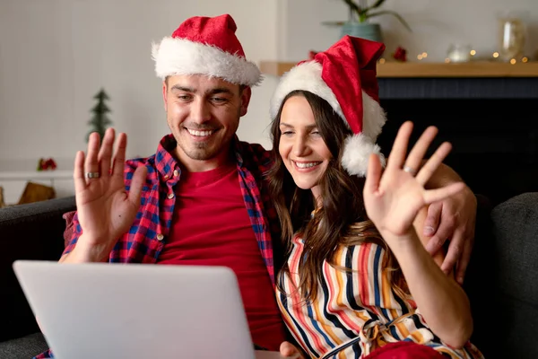 Feliz Pareja Caucásica Vistiendo Sombreros Santa Teniendo Videollamada Portátil Navidad — Foto de Stock