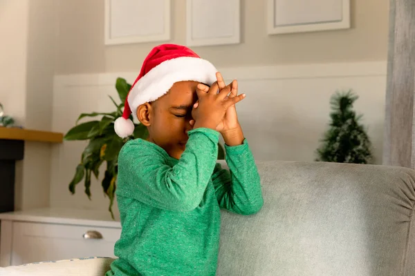 Rapaz Afro Americano Usar Chapéu Pai Natal Rezar Época Natal — Fotografia de Stock