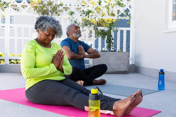 Pareja Mayor Afroamericana Enfocada Que Practica Yoga Sobre Estera Jardín —  Fotos de Stock