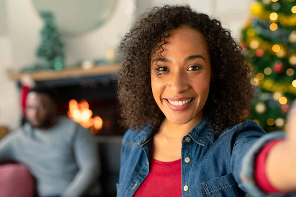 Heureuse Femme Afro Américaine Prenant Selfie Décorations Noël Arrière Plan — Photo
