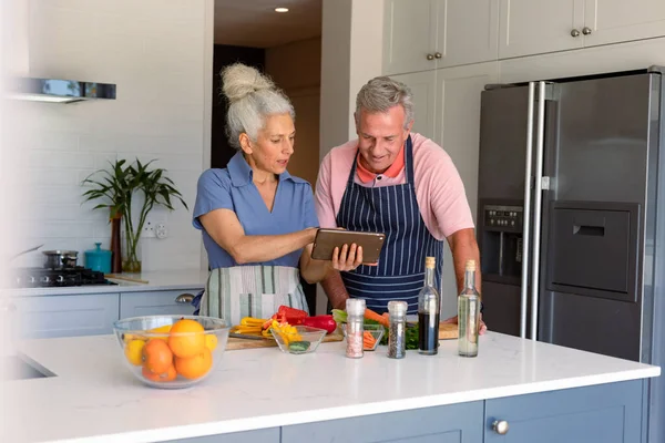 Kafkasyalı Mutlu Çift Mutfakta Duruyor Tablet Kullanıyor Birlikte Yemek Hazırlıyorlar — Stok fotoğraf