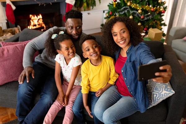 Gelukkig Afrikaans Amerikaanse Familie Zitten Bank Het Nemen Van Selfie — Stockfoto