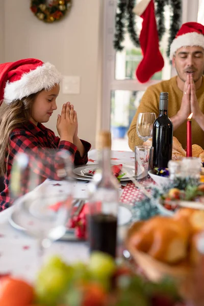 Hija Padre Caucásicos Con Sombreros Santa Claus Rezando Mesa Navidad —  Fotos de Stock