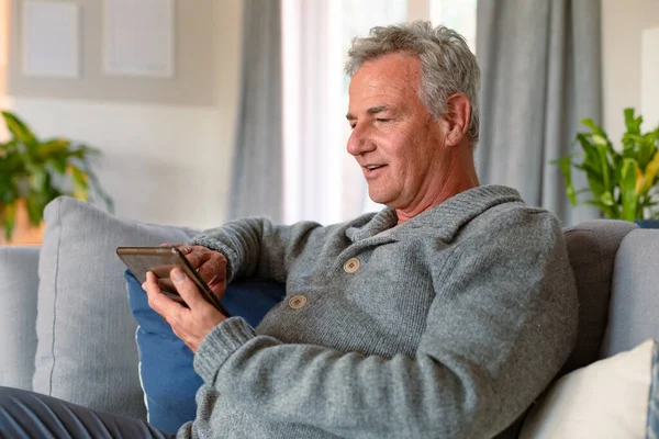 Homem Idoso Caucasiano Feliz Sentado Sofá Usando Tablet Estilo Vida — Fotografia de Stock