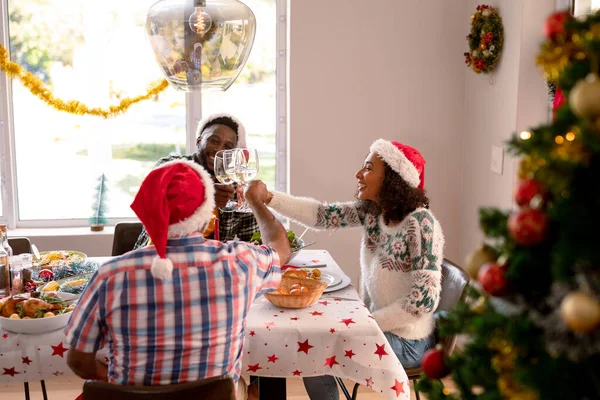Heureuse Famille Multi Génération Portant Des Chapeaux Père Noël Toasts — Photo