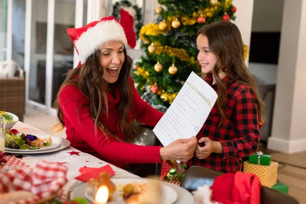 Mutlu Gururlu Beyaz Anne Noel Zamanı Kızlarının Diplomasına Bakıyor Noel — Stok fotoğraf