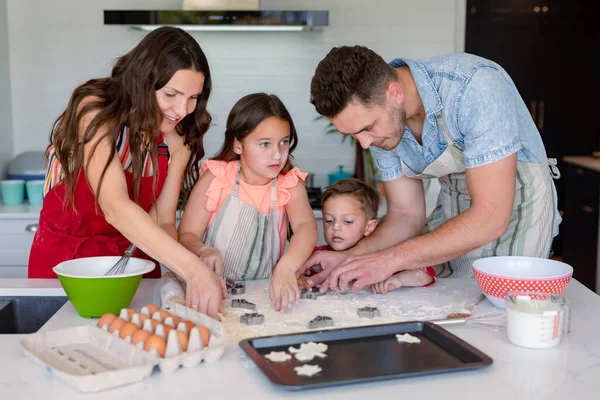 Χαρούμενη Καυκάσια Οικογένεια Ψήνουν Μαζί Κάνοντας Μπισκότα Στην Κουζίνα Οικογενειακές — Φωτογραφία Αρχείου
