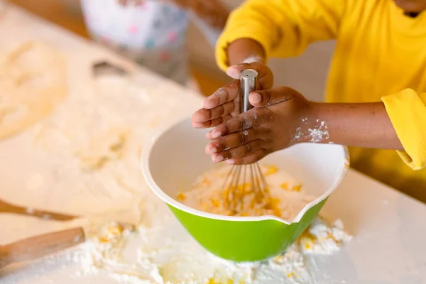 アフリカ系アメリカ人の少年の手焼き 生地を混合 家庭でのベーキングと料理子供時代と余暇 — ストック写真