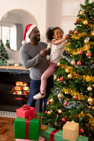 Gelukkig Afrikaans Amerikaanse Vader Draagt Kerstmuts Dochter Versiert Kerstboom Kerstmis — Stockfoto