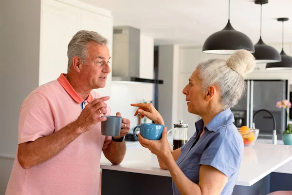 白种人的老夫妇一起喝咖啡 在厨房聊天 健康的退休生活方式 — 图库照片