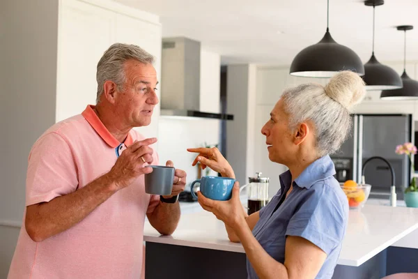 Pareja Mayor Caucásica Tomando Café Juntos Hablando Cocina Estilo Vida — Foto de Stock