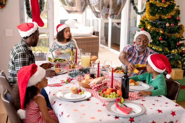 Glad Flera Generationer Familj Bär Tomte Hattar Äta Jul Måltid — Stockfoto
