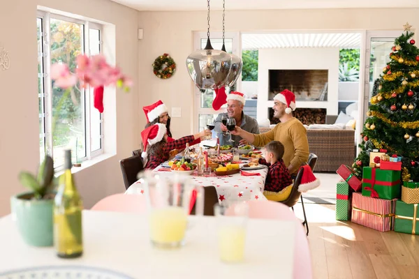 Famille Blanche Multi Génération Portant Chapeaux Santa Ayant Repas Noël — Photo