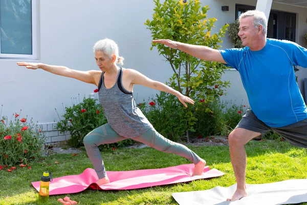 Szczęśliwa Para Seniorów Ćwiczy Jogę Ogrodzie Aktywny Zdrowy Styl Życia — Zdjęcie stockowe