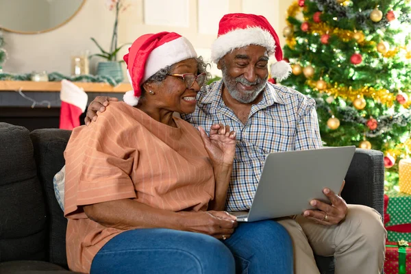 Gelukkig Afrikaans Amerikaans Koppel Draagt Kerstmutsen Met Behulp Van Laptop — Stockfoto