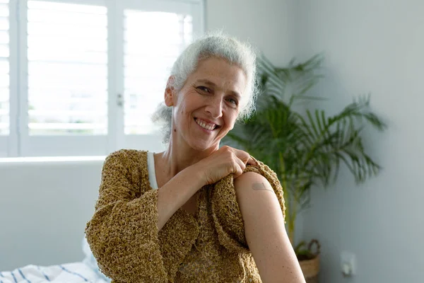 Lächelnde Kaukasische Seniorin Mit Gips Arm Die Nach Der Impfung — Stockfoto