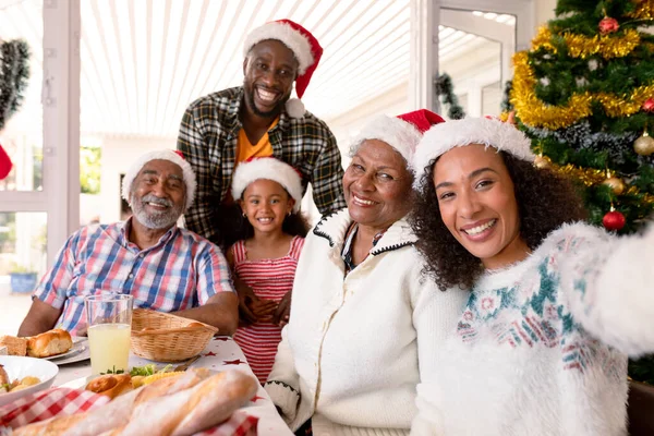 Família Feliz Multi Geração Vestindo Chapéus Papai Noel Tirando Selfie — Fotografia de Stock