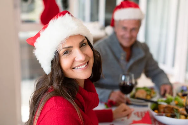 Glückliche Kaukasische Frau Mit Weihnachtsmütze Sitzt Weihnachtstisch Und Blickt Die — Stockfoto