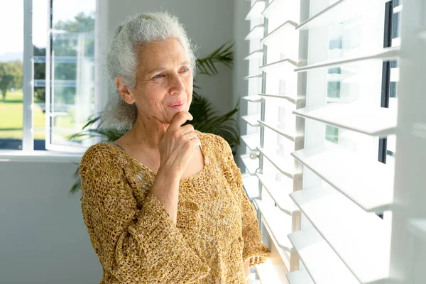 Mujer Mayor Caucásica Pensativa Pie Ventana Mirando Distancia Estilo Vida —  Fotos de Stock