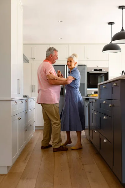 Feliz Pareja Mayor Caucásica Bailando Juntos Cocina Divirtiéndose Estilo Vida — Foto de Stock