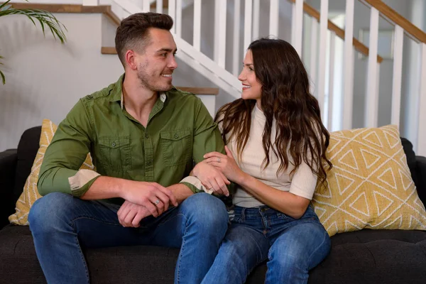 Feliz Casal Caucasiano Sentado Sofá Olhando Para Outro Estilo Vida — Fotografia de Stock