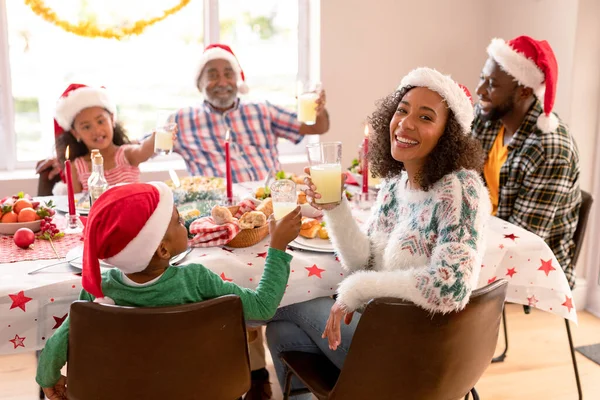 Família Multi Geração Feliz Vestindo Chapéus Papai Noel Tendo Refeição — Fotografia de Stock