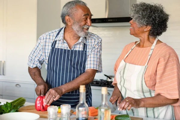 Feliz Casal Americano Arfican Sênior Cortando Legumes Preparando Refeição Juntos — Fotografia de Stock