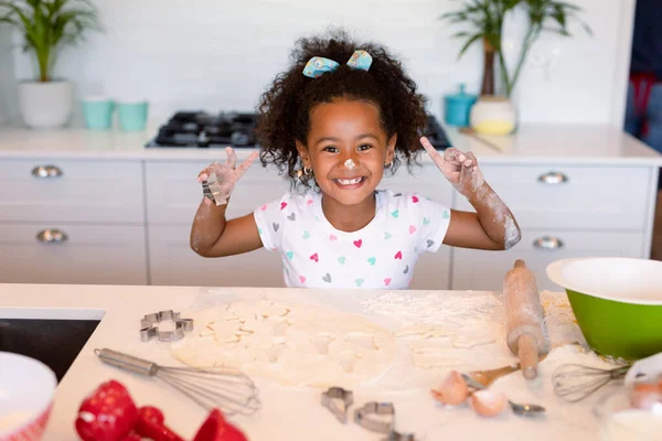 Šťastný Africký Americký Chaotický Dívka Pečení Kuchyni Pečení Vaření Dětství — Stock fotografie