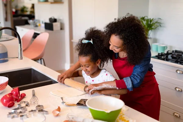 Mãe Americana Africana Feliz Filha Assar Juntos Cozinha Tempo Família — Fotografia de Stock