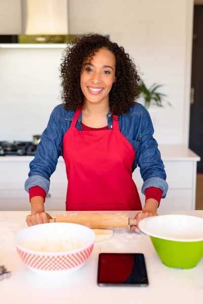 Porträtt Lycklig Afrikansk Amerikansk Kvinna Klädd Förkläde Bakning Kök Matlagning — Stockfoto