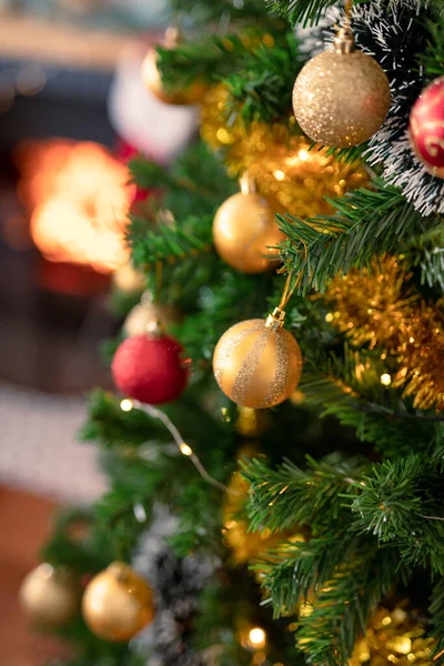 クリスマスツリーには バブルやチェーンなどの装飾がかかっています 家庭でのクリスマスやお祭りや伝統 — ストック写真