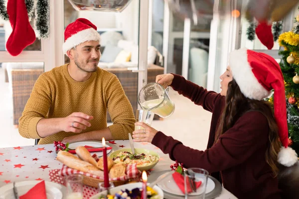 Felice Coppia Caucasica Che Pasto Natale Che Versa Bevande Nel — Foto Stock