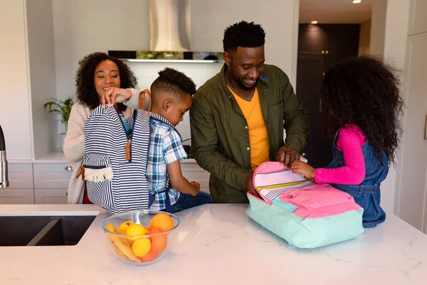 Padres Niños Afroamericanos Felices Preparando Mochilas Para Escuela Tiempo Familia —  Fotos de Stock
