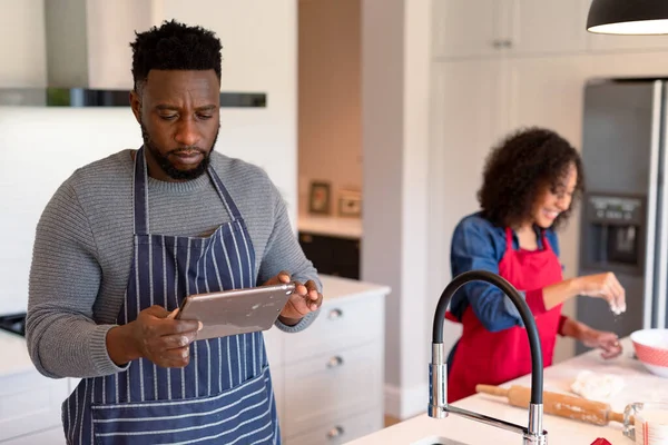 Pareja Afroamericana Enfocada Que Usa Delantales Hornear Juntos Usar Tabletas — Foto de Stock